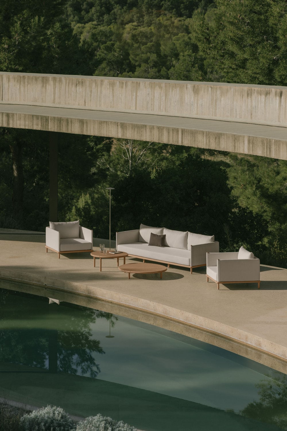 Conjunto de jardín con sofá de 3 plazas, 2 sillones y 2 mesas de centro redondas en madera de acacia Olivia, imagen de galer&iacute;a 1