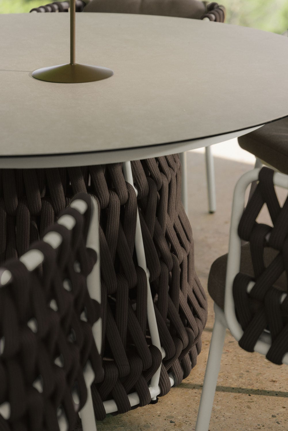 Mesa de jardín redonda Ø140 cm en cerámica y cuerda trenzada Tevary, imagen de galer&iacute;a 2