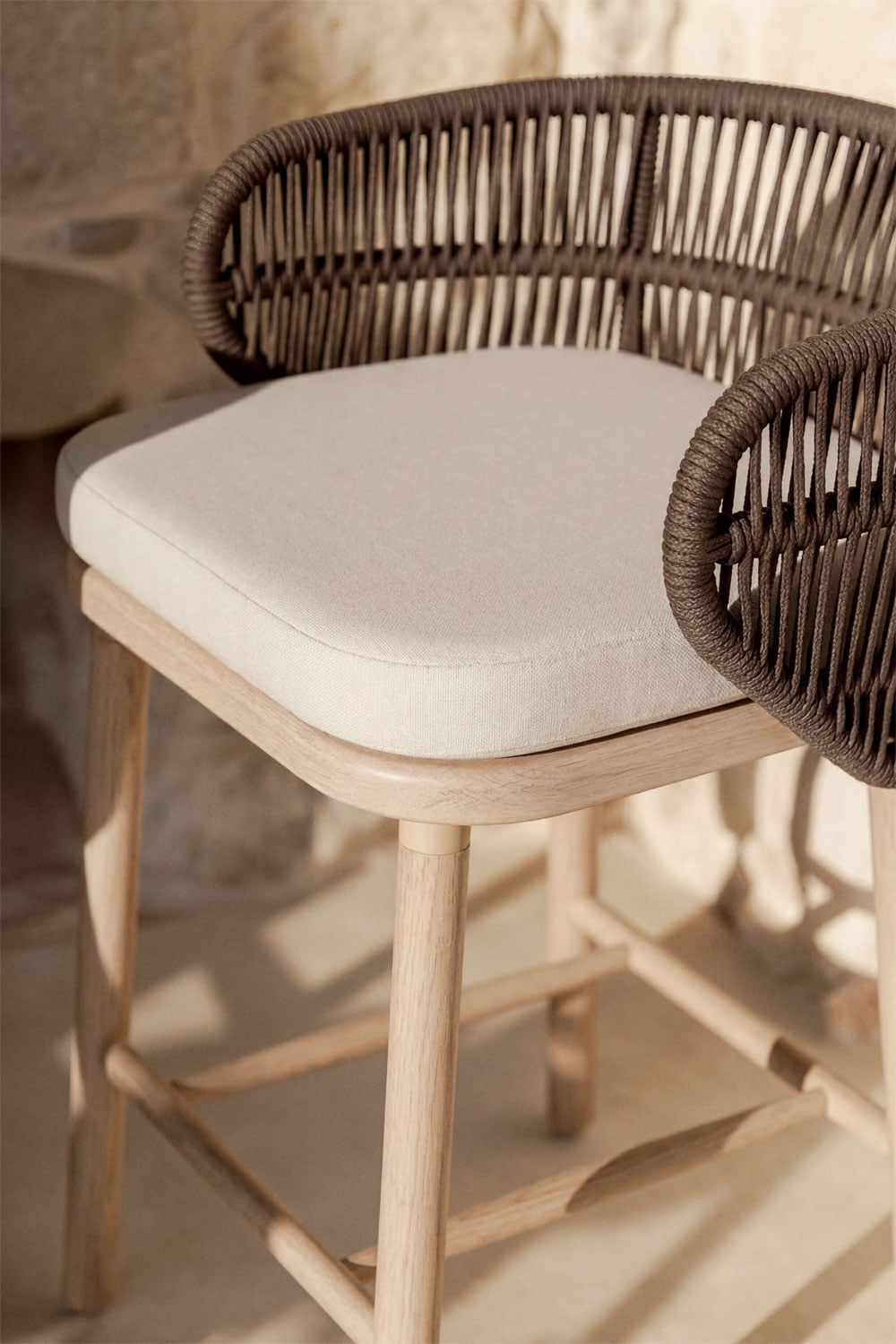 Pack de 2 taburetes altos de jardín en madera de acacia y cuerda trenzada Capri, imagen de galer&iacute;a 2