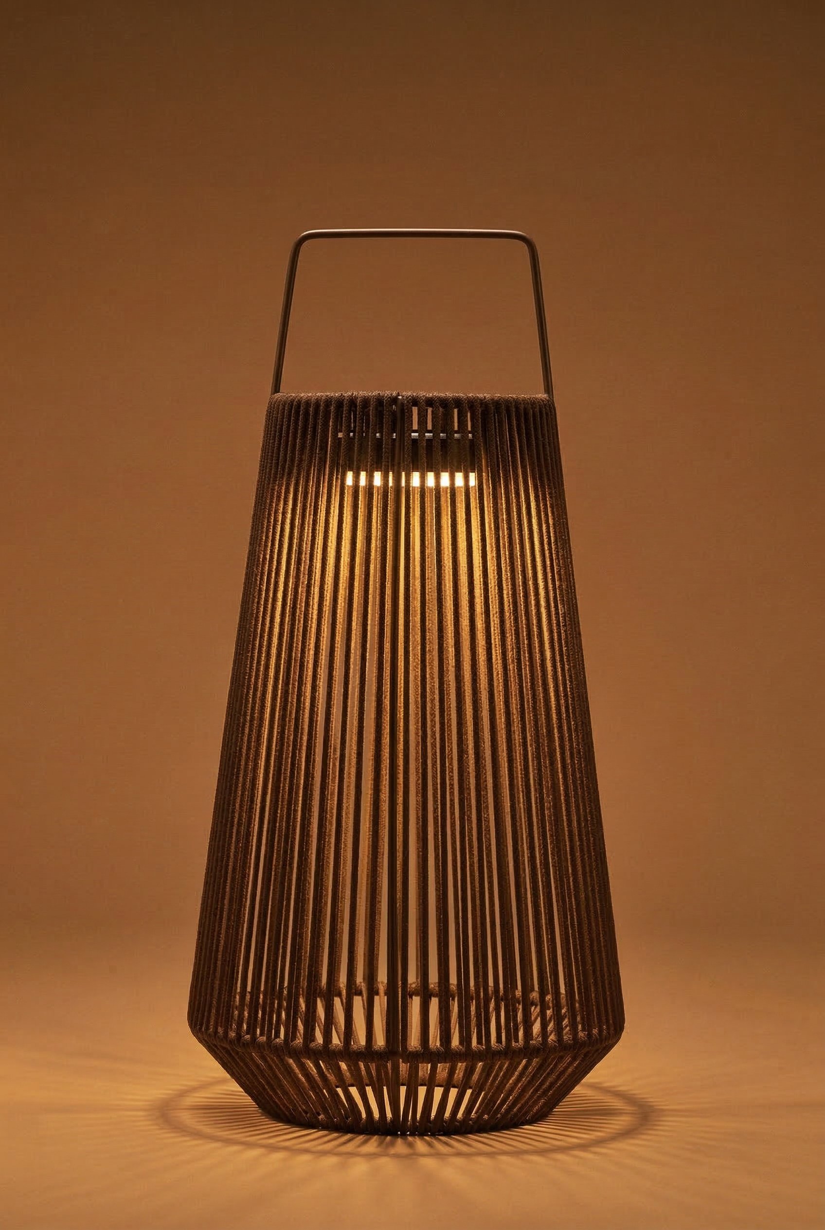 Lámpara de mesa solar LED inalámbrica para exterior en hierro y cuerda trenzada Liberian, imagen de galer&iacute;a 4