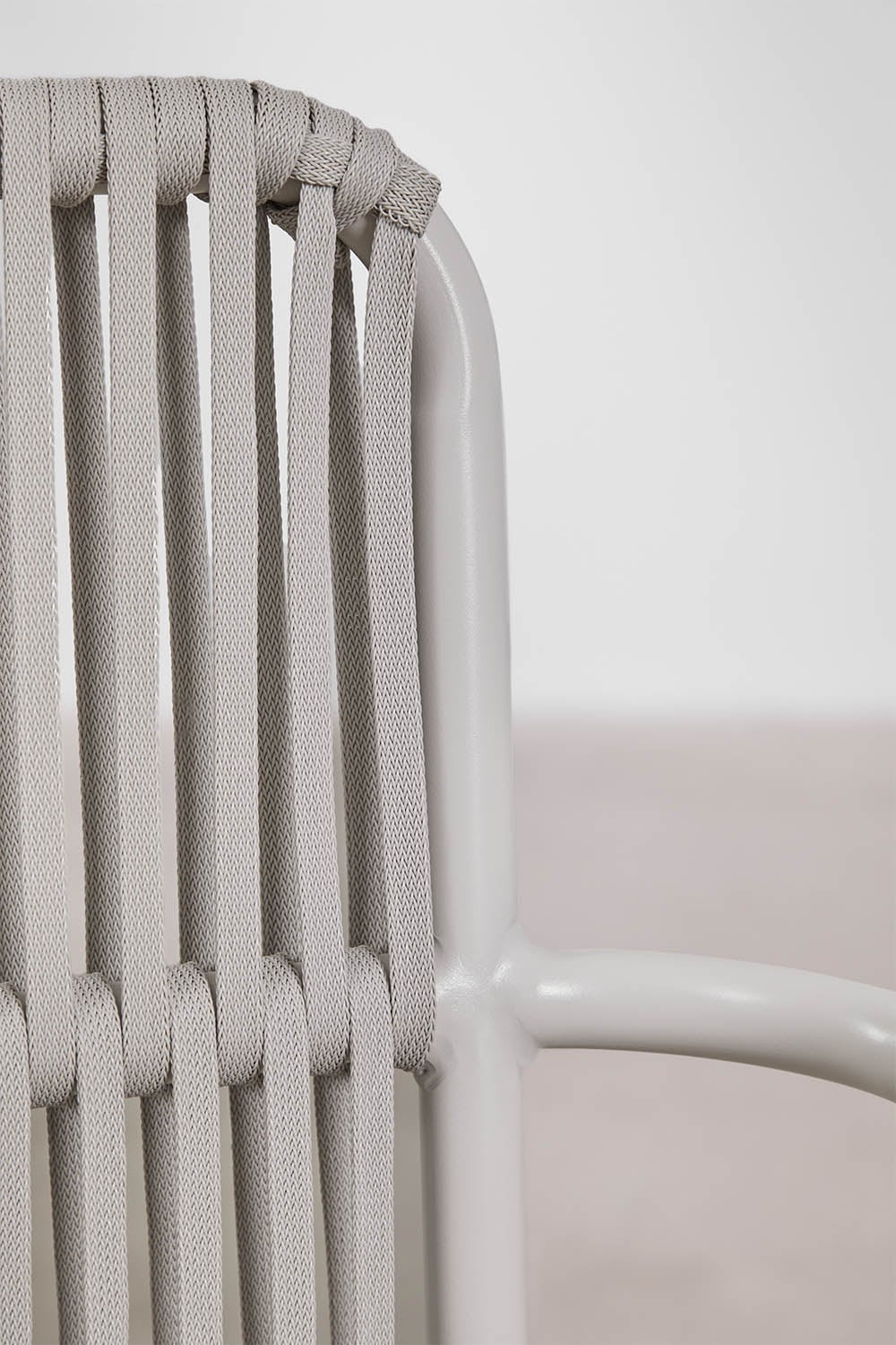 Pack de 2 sillas de comedor apilables con reposabrazos en aluminio Alberta, imagen de galer&iacute;a 4