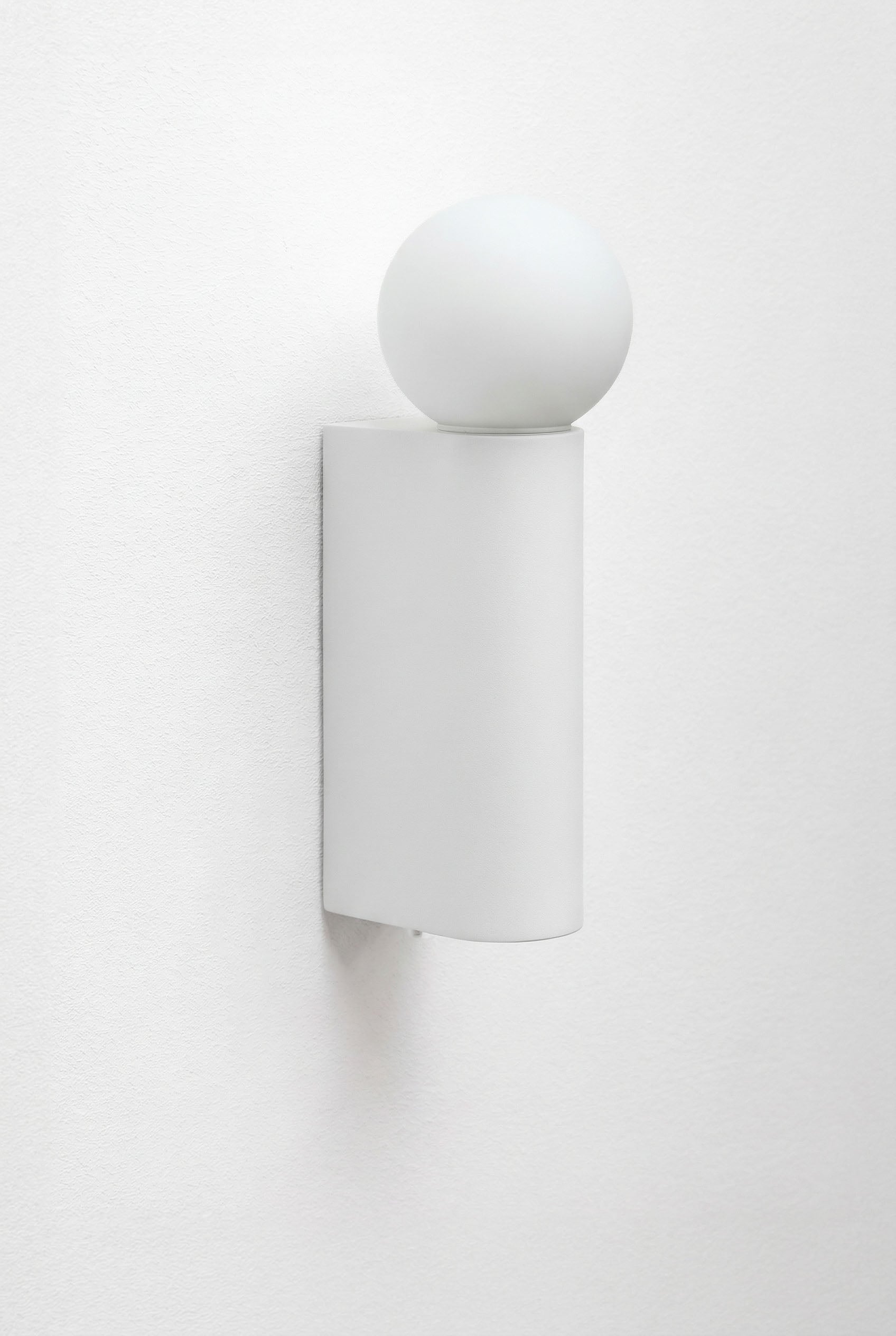 Aplique de pared con bola de cristal para exterior en aluminio Irvine, imagen de galer&iacute;a 1