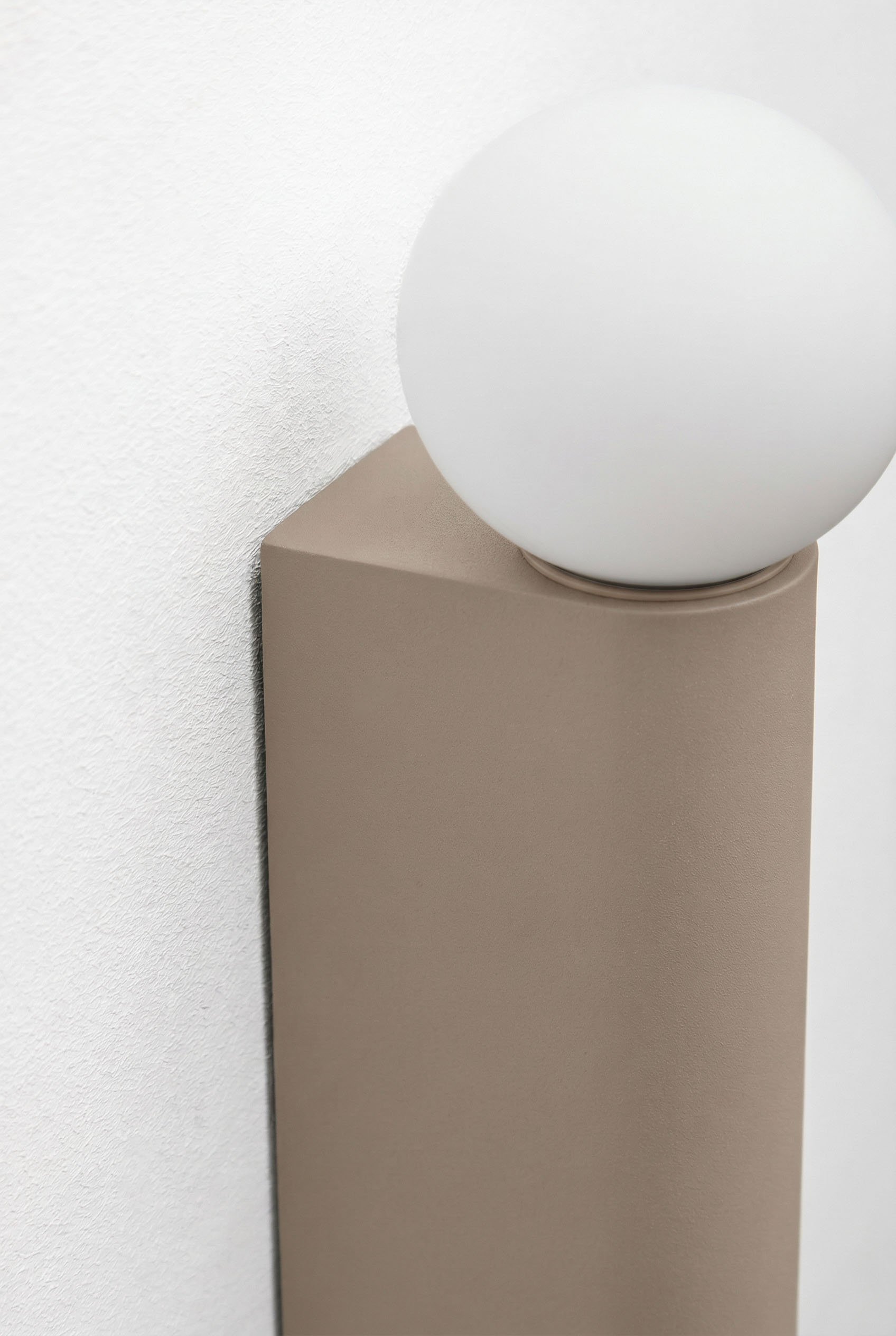 Aplique de pared con bola de cristal para exterior en aluminio Irvine, imagen de galer&iacute;a 4