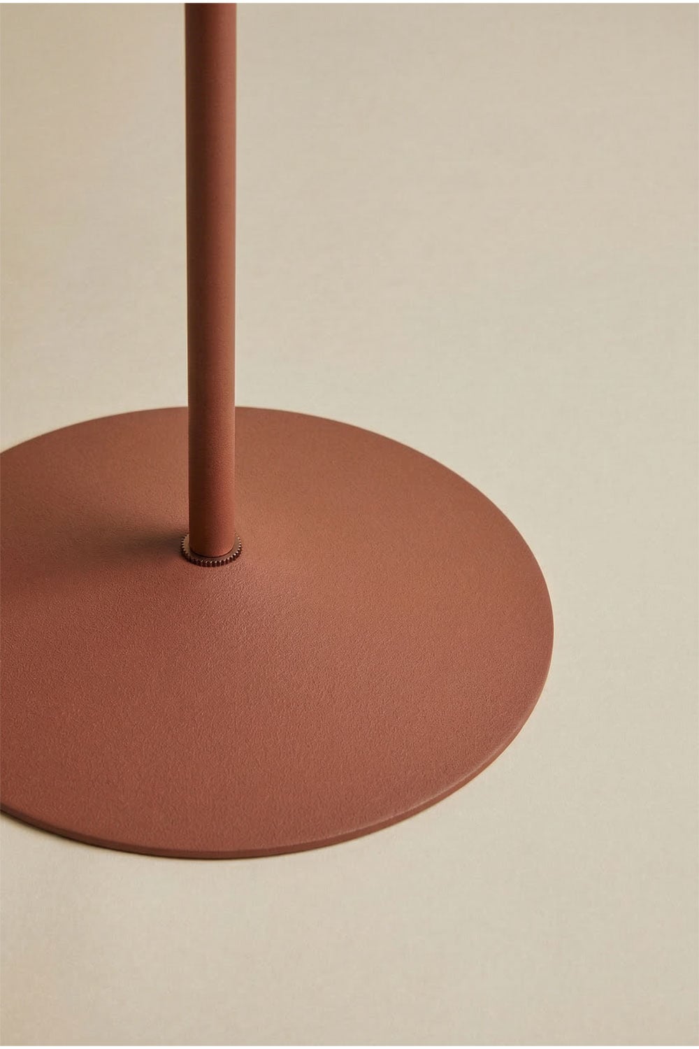 Lámpara de mesa LED inalámbrica en hierro Emilein, imagen de galer&iacute;a 4