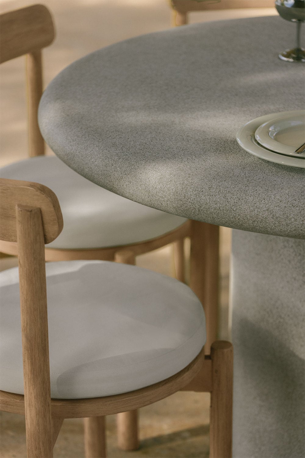 Set de mesa redonda Ø120 cm en cemento Emiria y 6 sillas de jardín en madera de acacia Nualis, imagen de galer&iacute;a 2