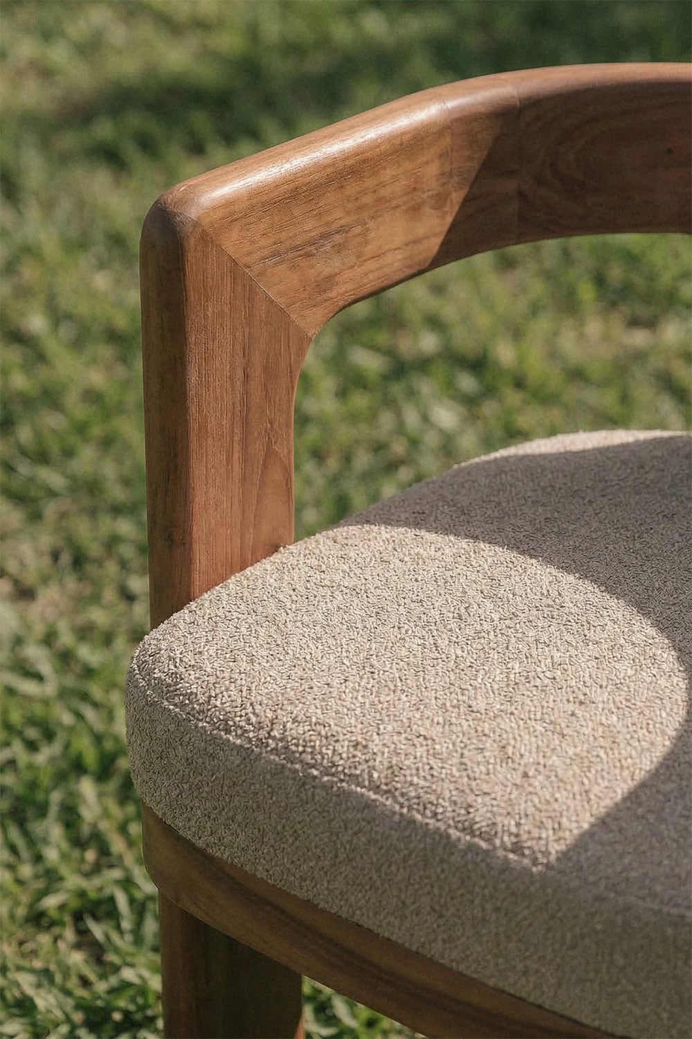 Pack de 2 sillas de jardín con reposabrazos en madera de acacia y tela bouclé Kandroa, imagen de galer&iacute;a 2