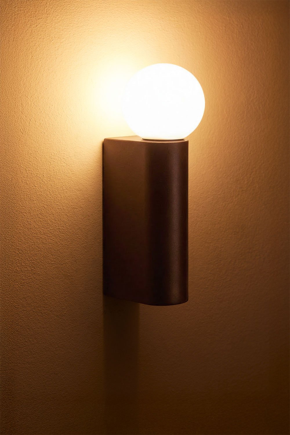 Aplique de pared con bola de cristal en aluminio Irvine, imagen de galer&iacute;a 2