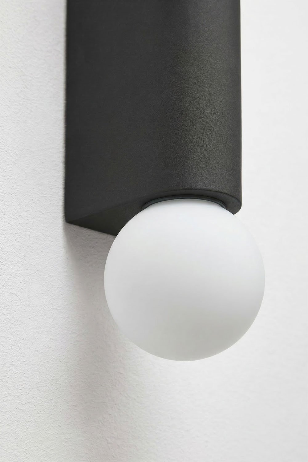 Aplique de pared con 2 bolas de cristal para exterior en aluminio Irvine, imagen de galer&iacute;a 5