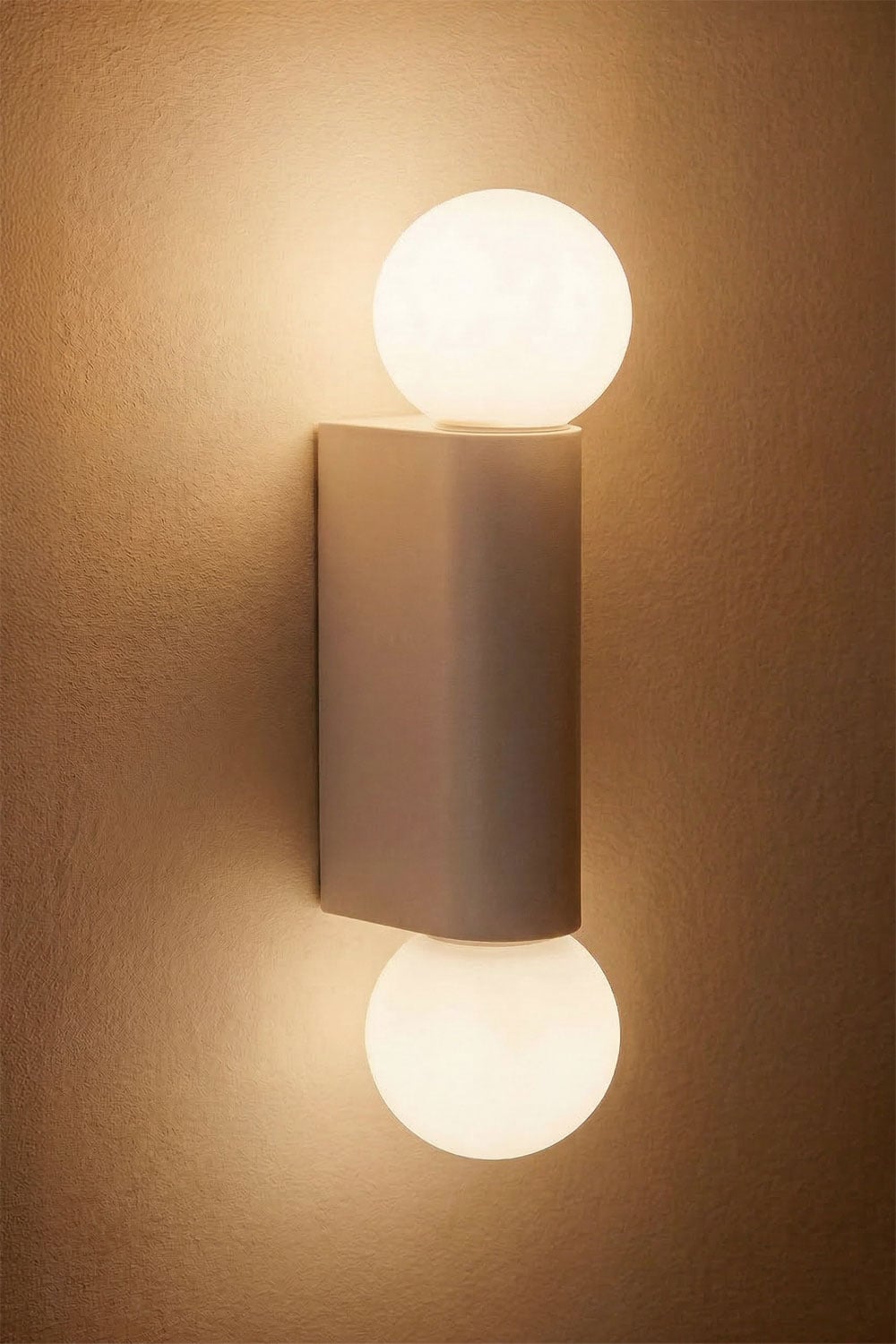 Aplique de pared con 2 bolas de cristal para exterior en aluminio Irvine, imagen de galer&iacute;a 2