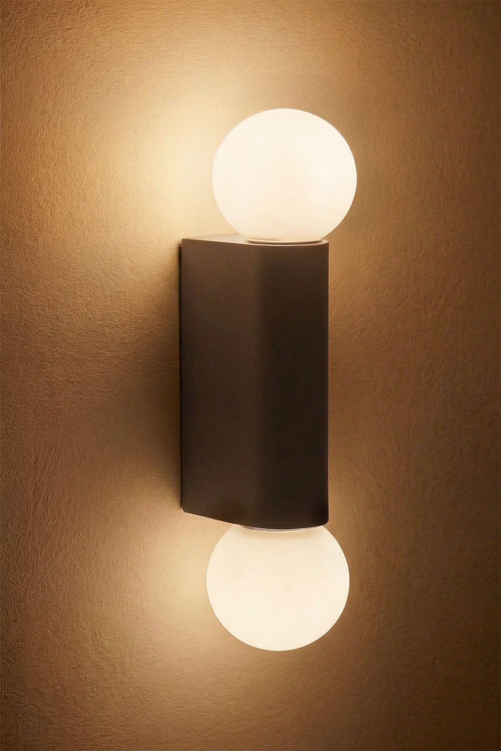 Aplique de pared con 2 bolas de cristal para exterior en aluminio Irvine, imagen de galer&iacute;a 2