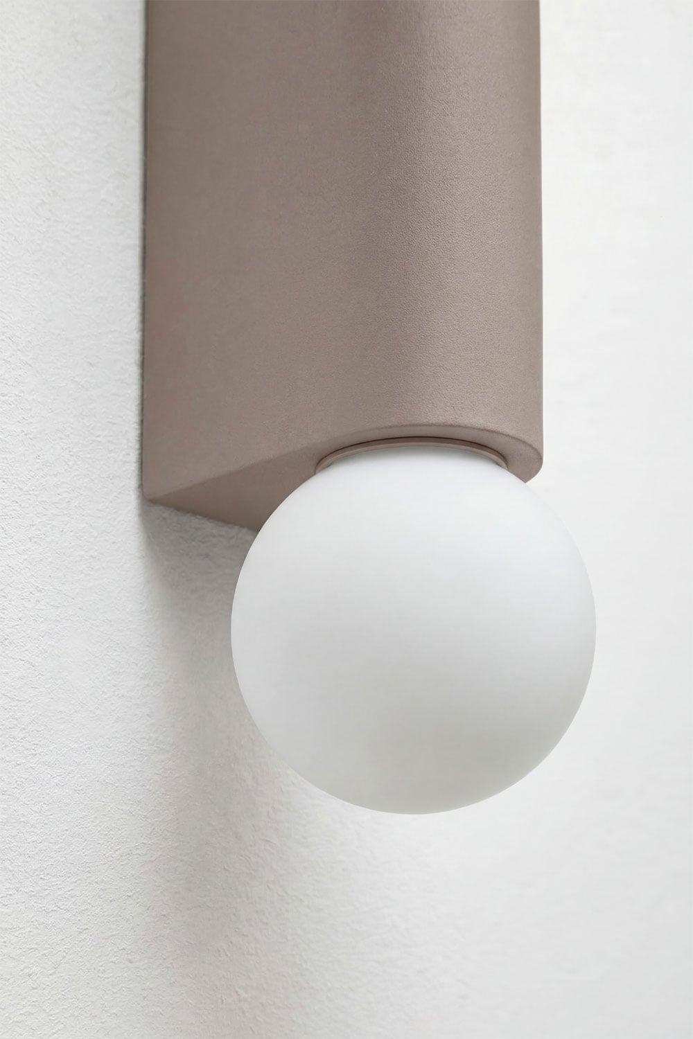 Aplique de pared con 2 bolas de cristal para exterior en aluminio Irvine, imagen de galer&iacute;a 5