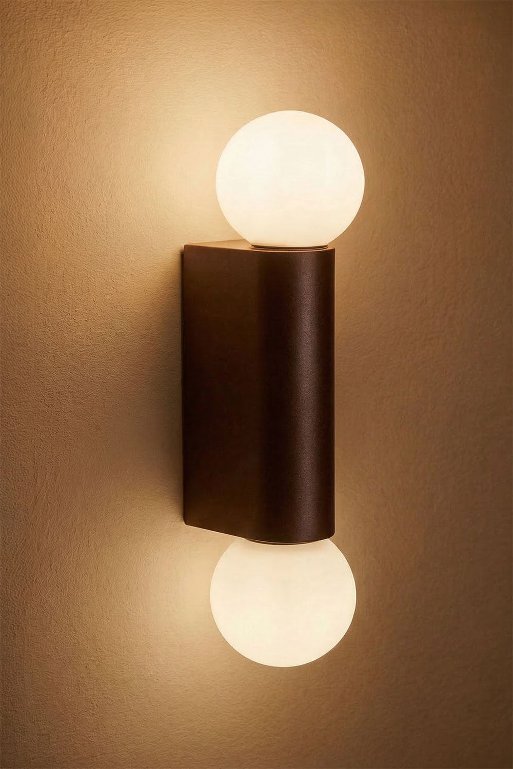 Aplique de pared con 2 bolas de cristal en aluminio Irvine, imagen de galer&iacute;a 2