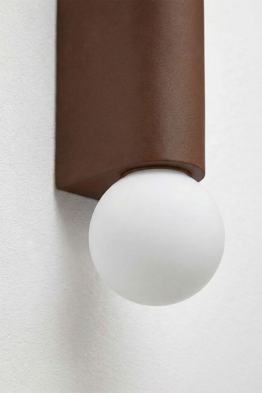 Aplique de pared con 2 bolas de cristal en aluminio Irvine, imagen de galer&iacute;a 5