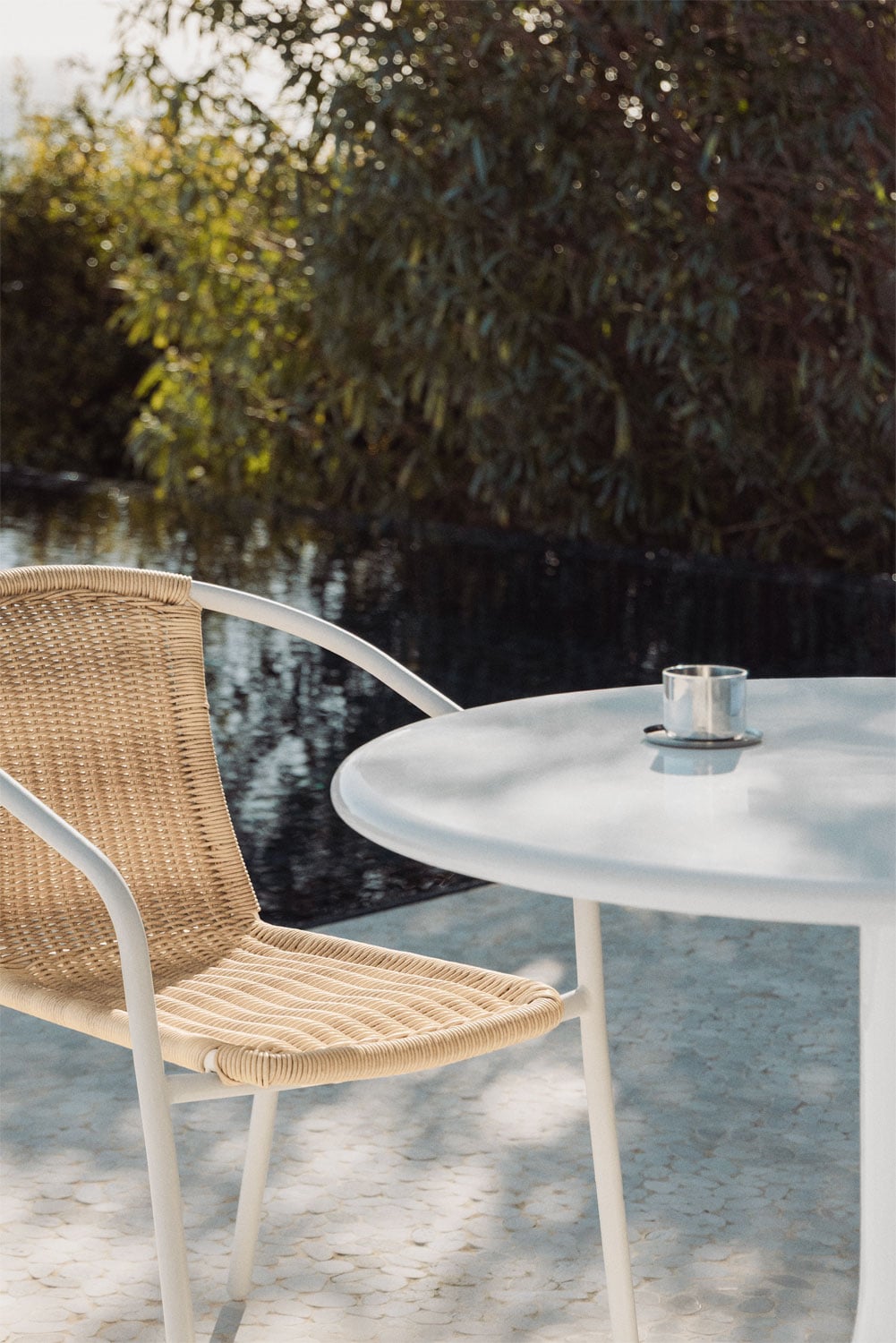 Set de mesa redonda Ø90 cm en cemento y fibra de vidrio Melody y 4 sillas de jardín en acero y mimbre sintético Kalymana, imagen de galer&iacute;a 2