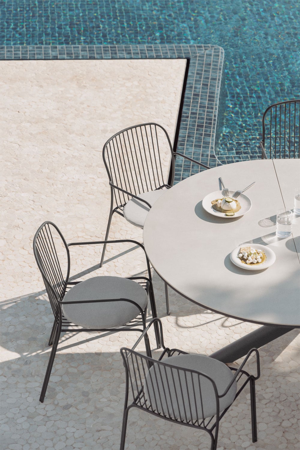 Set de mesa 145-200x145 cm extensible en aluminio Begur y 8 sillas de jardín con reposabrazos en acero Anerina, imagen de galer&iacute;a 2