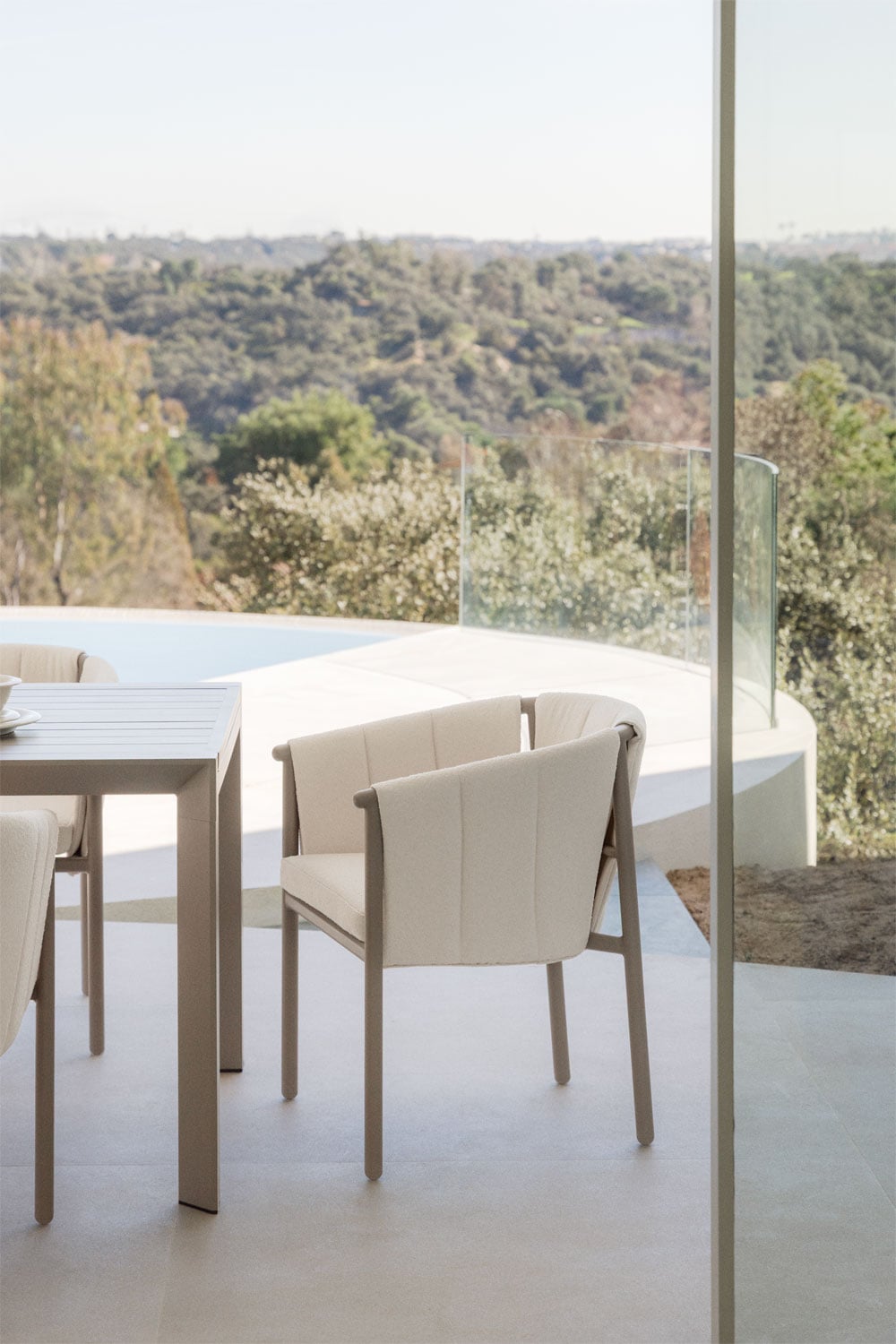 Silla de jardín con reposabrazos en bouclé y aluminio Boleni, imagen de galer&iacute;a 1