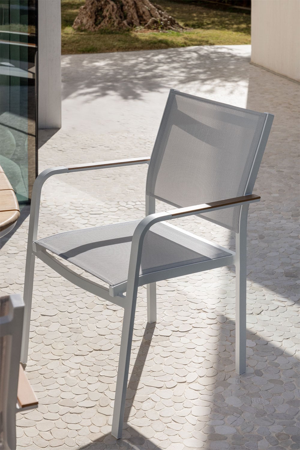 Silla de jardín apilable con reposabrazos en aluminio Archer, imagen de galer&iacute;a 1