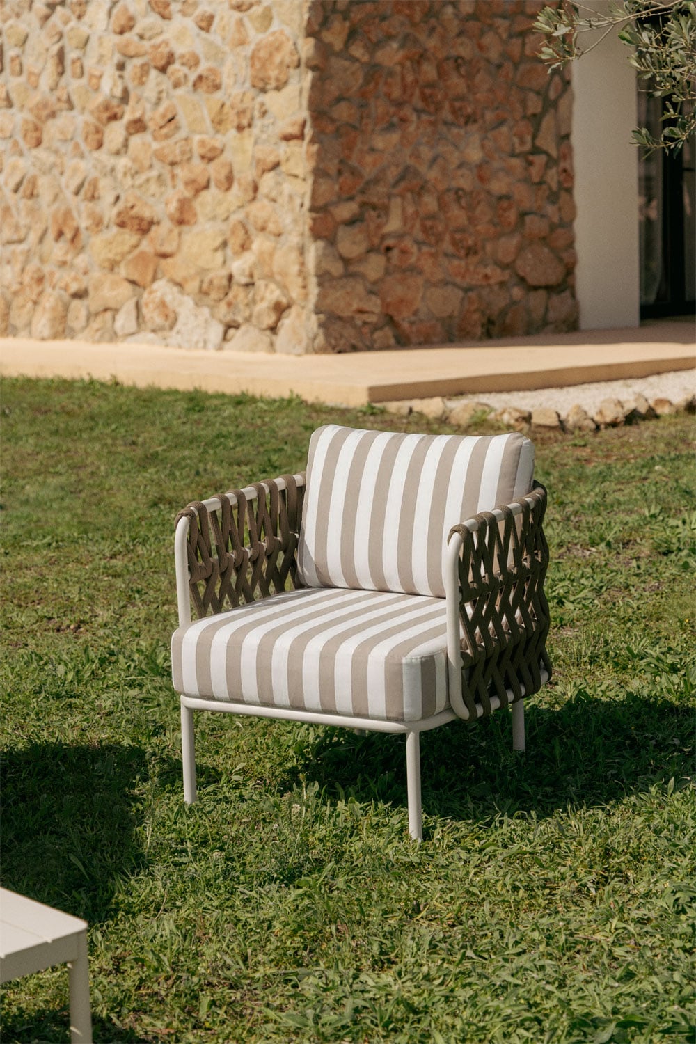 Sillón de jardín en aluminio y cuerda trenzada Tevary, imagen de galer&iacute;a 1