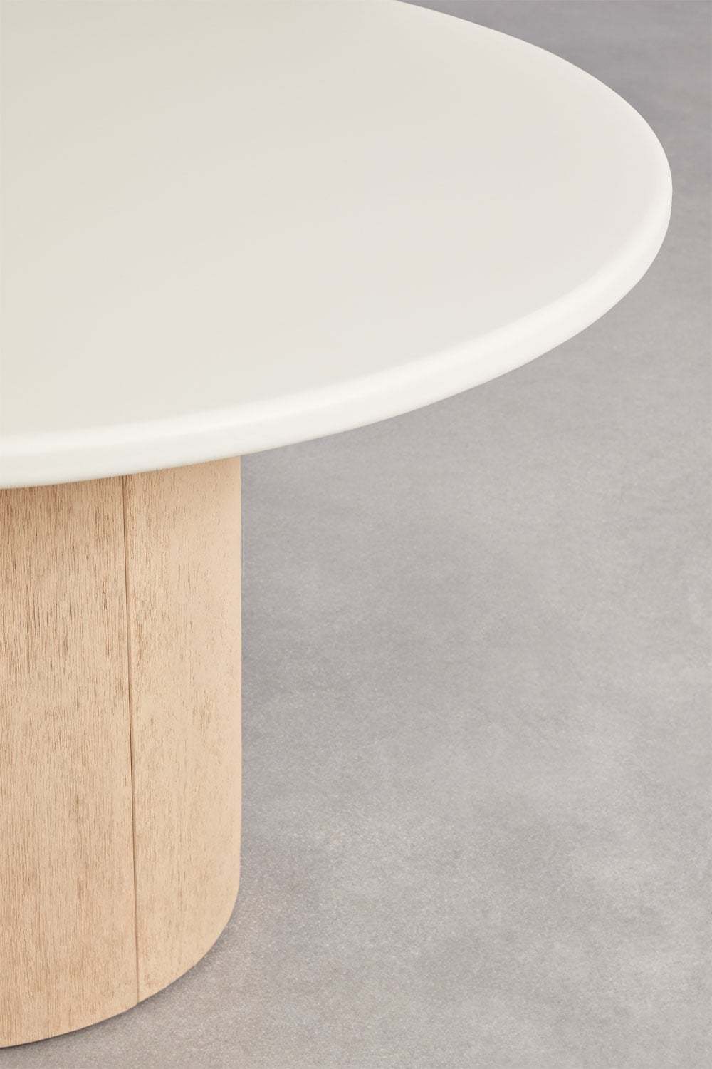 Mesa de jardín redonda en cemento y madera de acacia Sharpay, imagen de galer&iacute;a 4