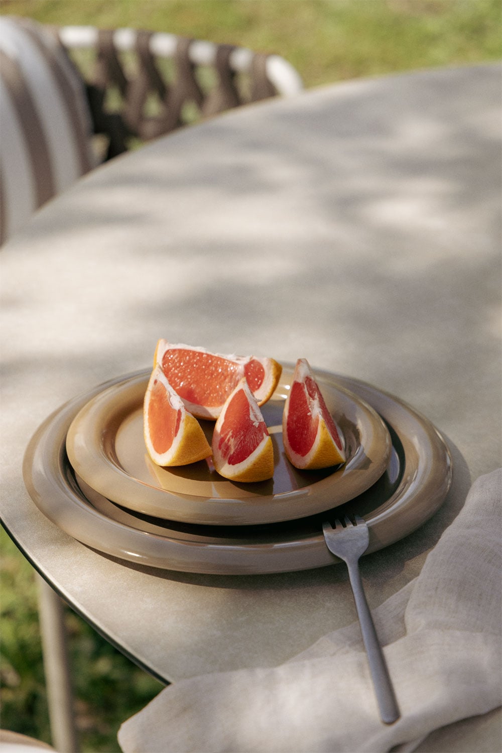 Set de mesa redonda Ø140 cm en cerámica y 6 sillas de jardín con reposabrazos en aluminio y cuerda trenzada Tevary , imagen de galer&iacute;a 2