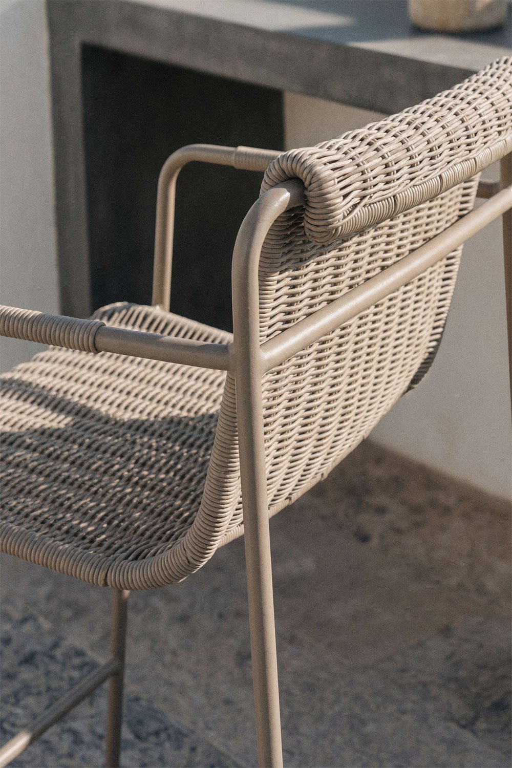 Pack de 2 taburetes altos de jardín apilables con reposabrazos en ratán sintético y acero Revia , imagen de galer&iacute;a 2