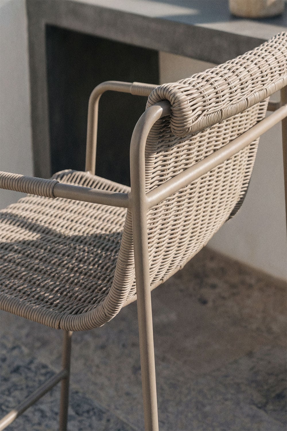 Pack de 4 taburetes altos de jardín apilables con reposabrazos en ratán sintético y acero Revia , imagen de galer&iacute;a 2