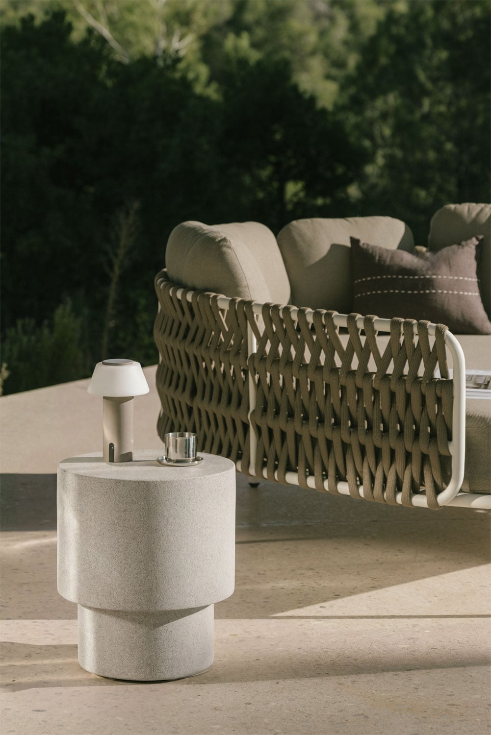 Mesa auxiliar para jardín redonda Ø45 cm en cemento Selara, imagen de galer&iacute;a 5