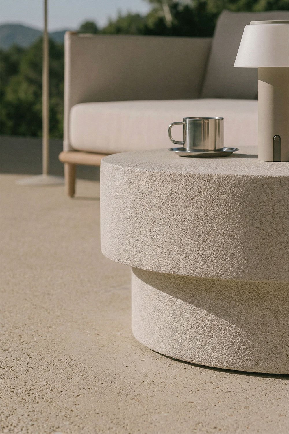 Mesa de centro para jardín redonda en cemento Selara, imagen de galer&iacute;a 2