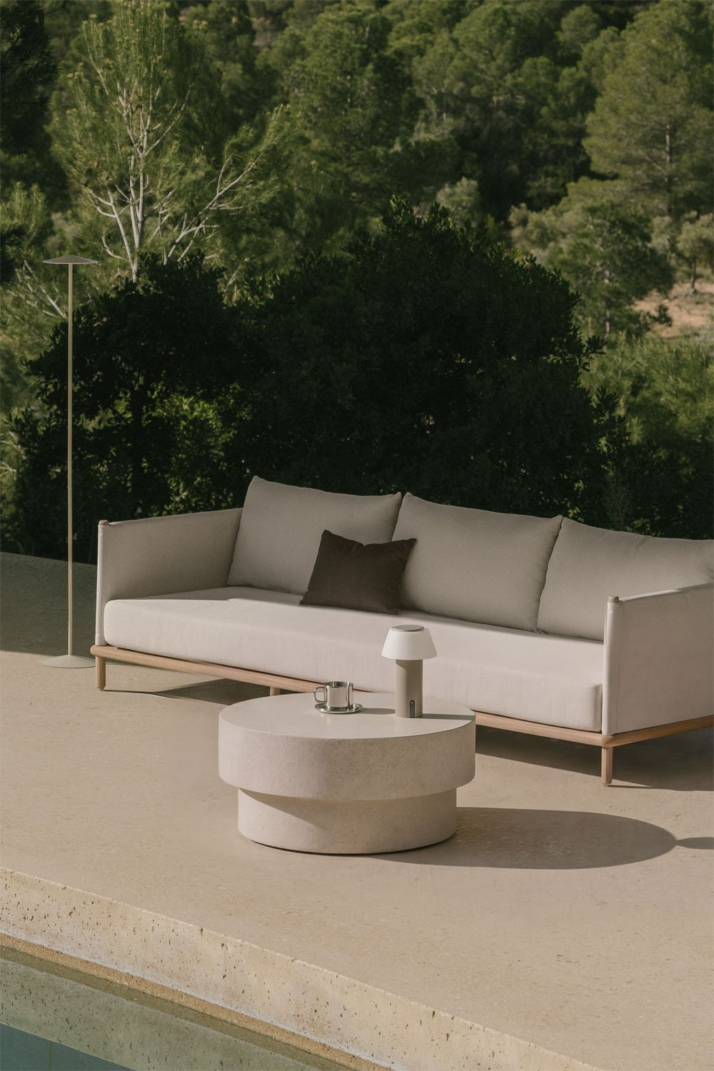 Mesa de centro para jardín redonda en cemento Selara, imagen de galer&iacute;a 1