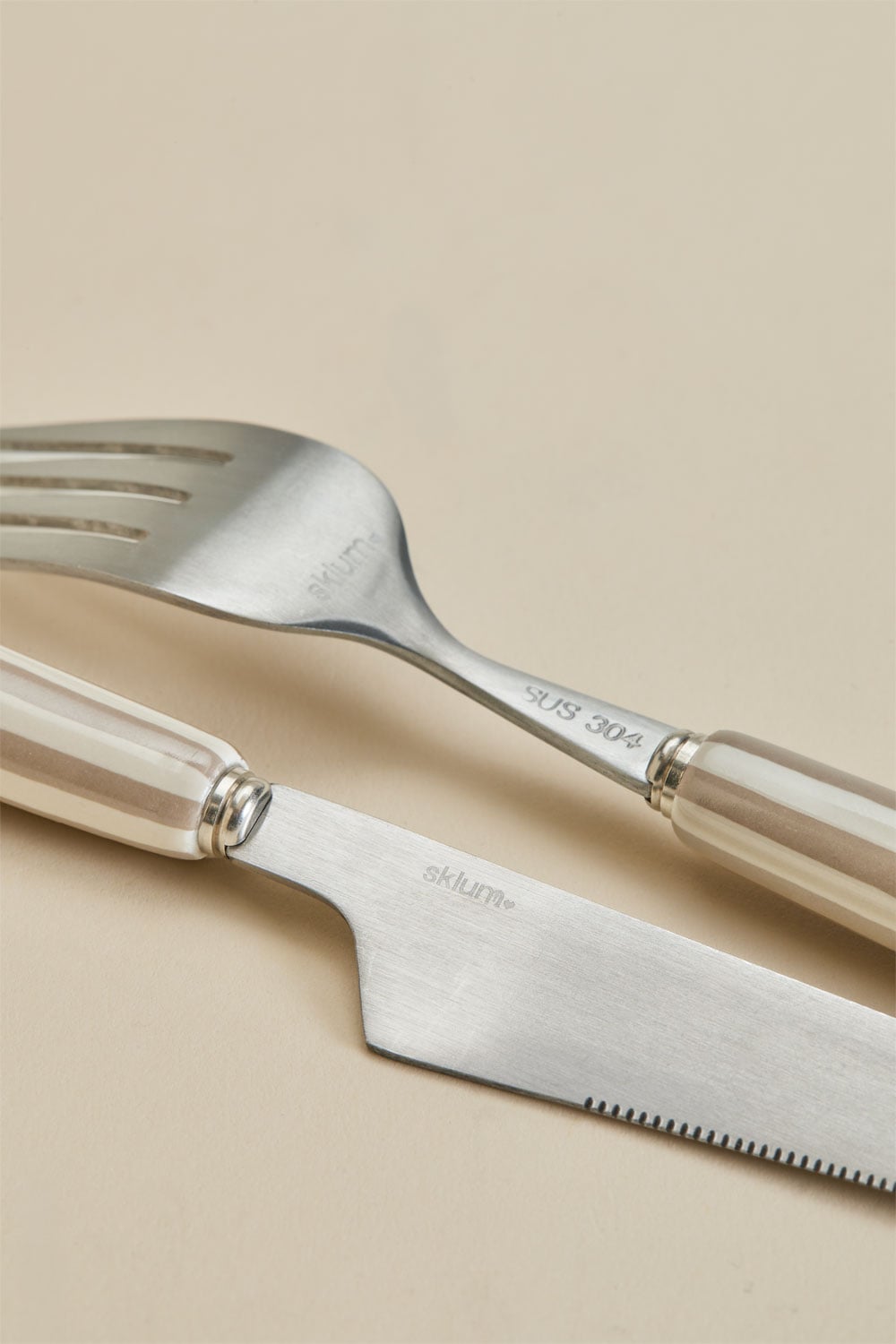 Cuberteria de 16 piezas en acero inoxidable y cerámica Ireli, imagen de galer&iacute;a 4