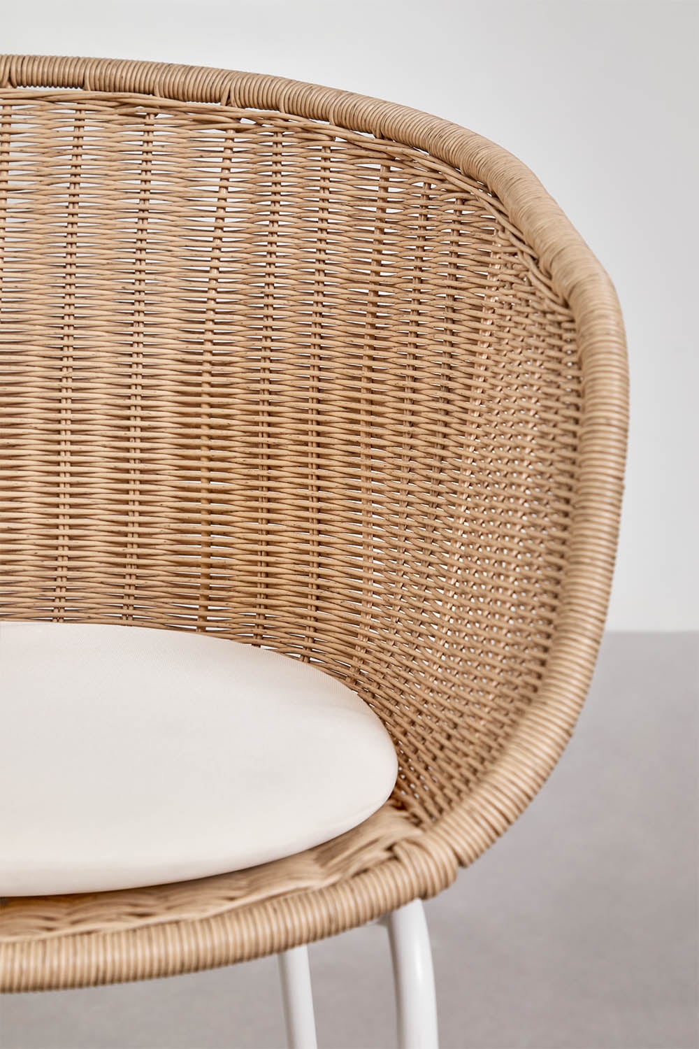 Silla de comedor con reposabrazos en mimbre sintético y acero New Tulua, imagen de galer&iacute;a 4