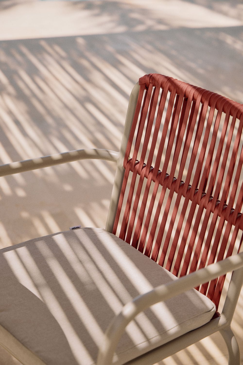 Silla de jardín apilable con reposabrazos en aluminio Alberta, imagen de galer&iacute;a 2