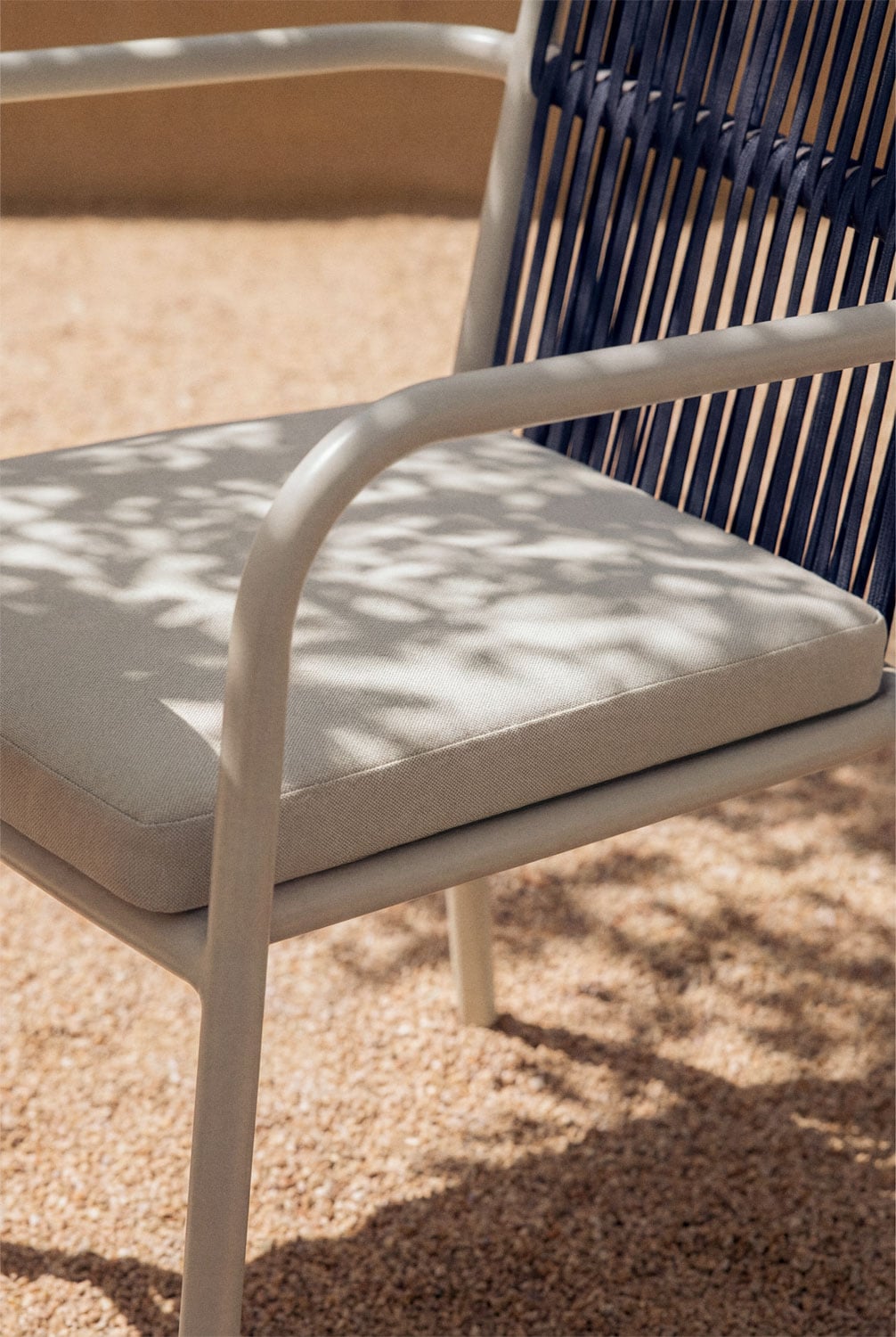 Silla de jardín apilable con reposabrazos en aluminio Alberta, imagen de galer&iacute;a 2