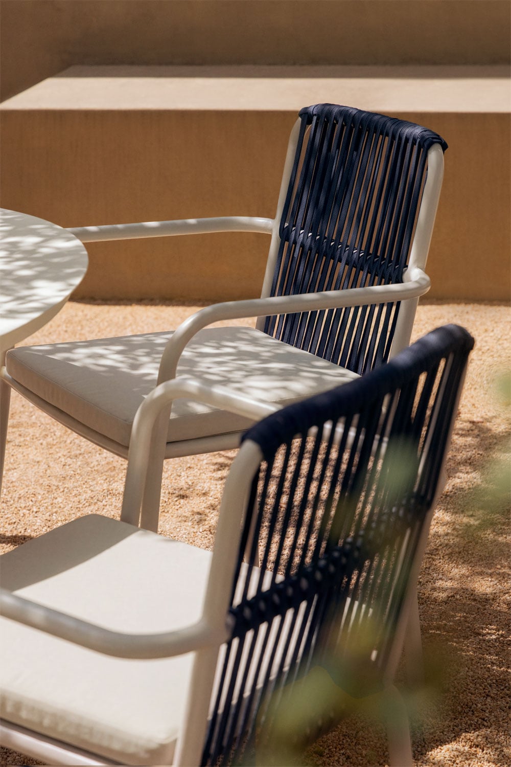 Silla de jardín apilable con reposabrazos en aluminio Alberta, imagen de galer&iacute;a 1