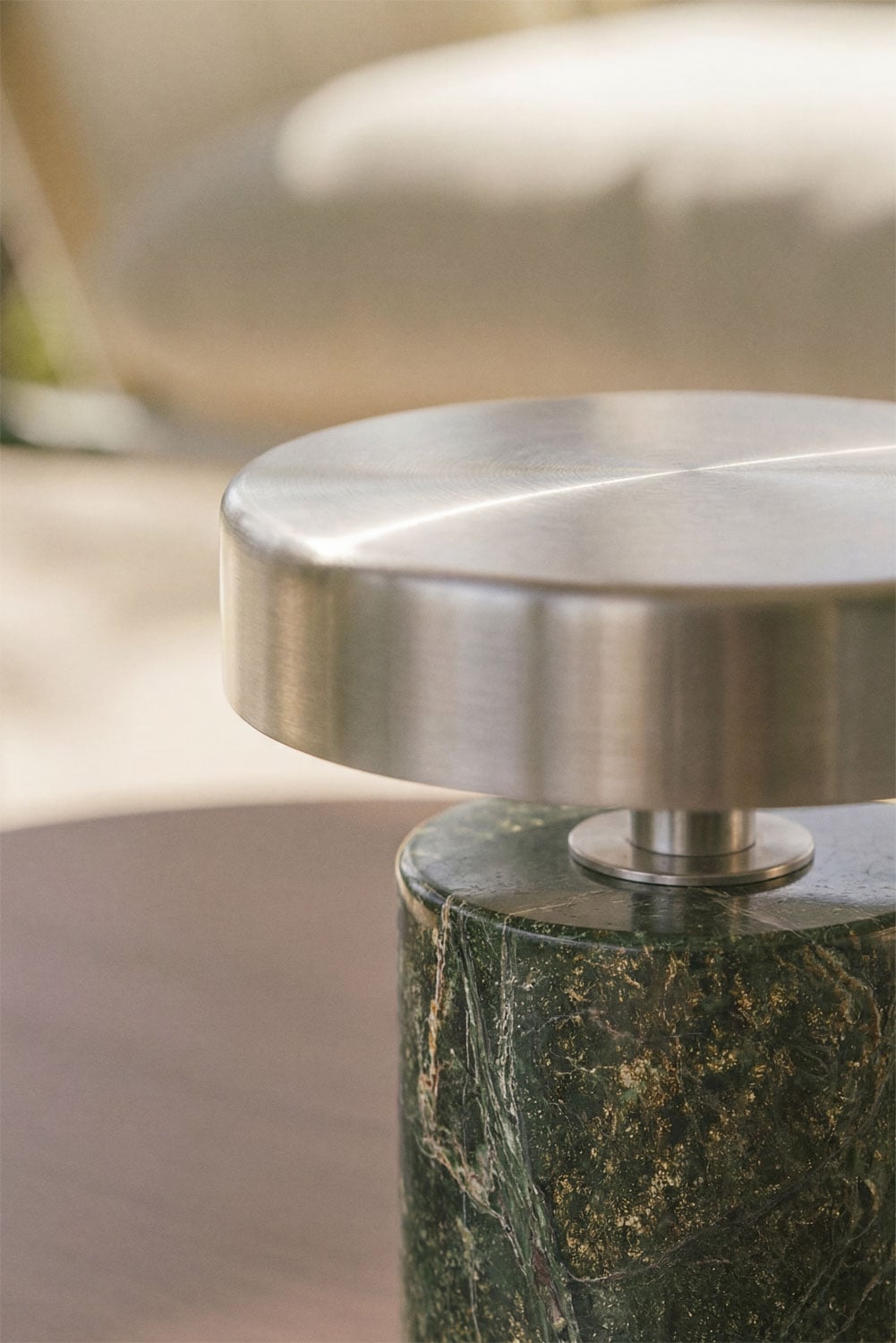 Lámpara de mesa LED inalámbrica para exterior en hierro y piedra natural Isasia, imagen de galer&iacute;a 2