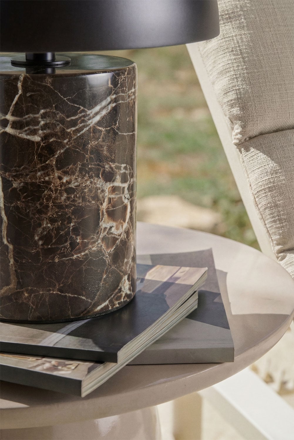 Lámpara de mesa LED inalámbrica para exterior en hierro y piedra natural Nicolas, imagen de galer&iacute;a 2