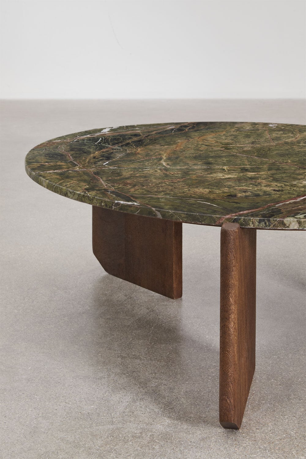 Mesa de centro redonda en piedra natural y madera de mango Lavinia , imagen de galer&iacute;a 3