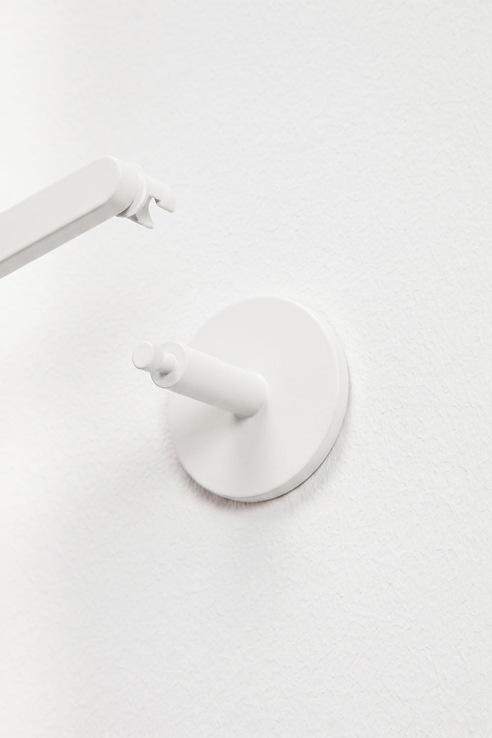 Portarrollos para baño en acero inoxidable y blanco Caldrumi, imagen de galer&iacute;a 4