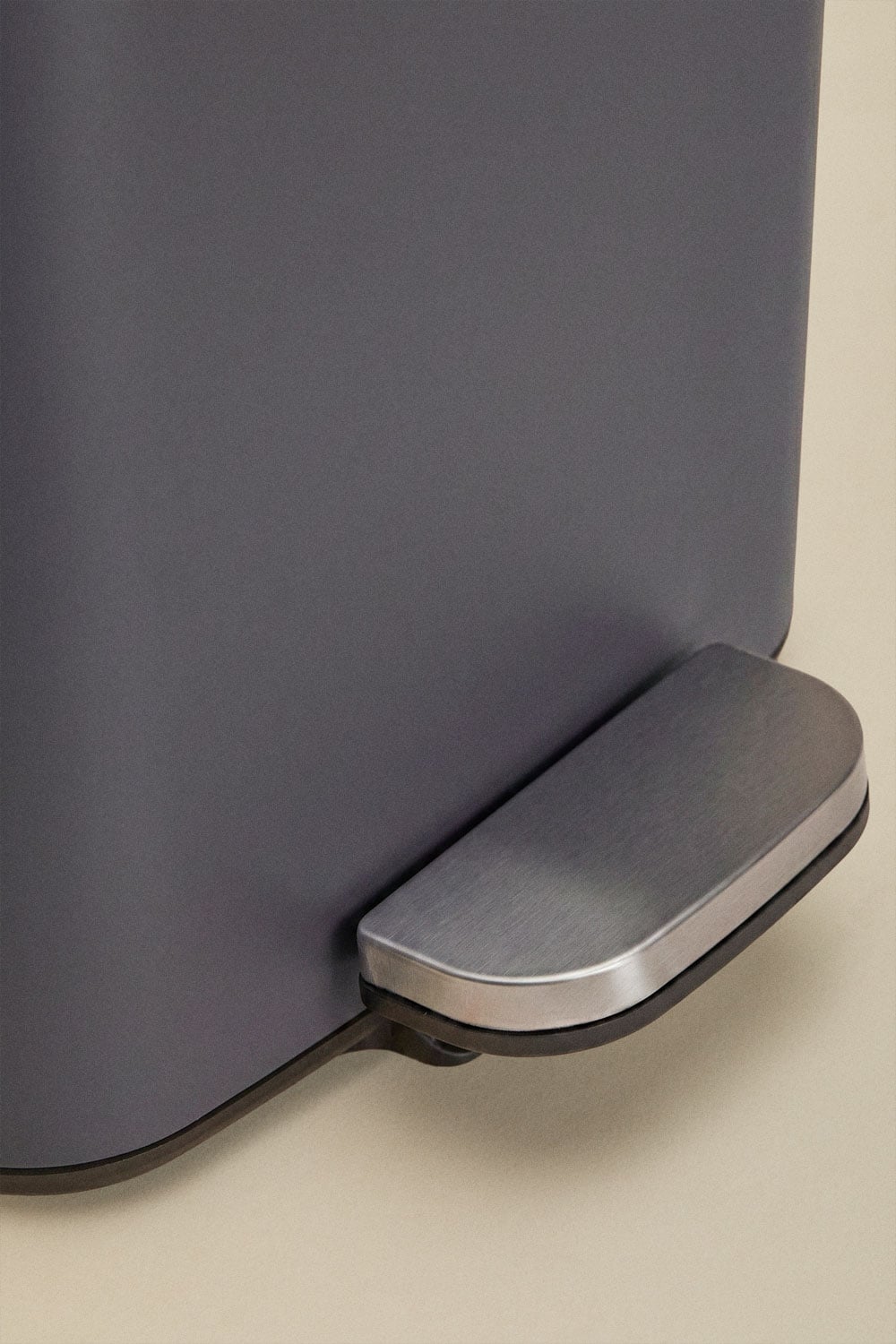 Papelera con pedal para exterior en acero Sosuina , imagen de galer&iacute;a 4