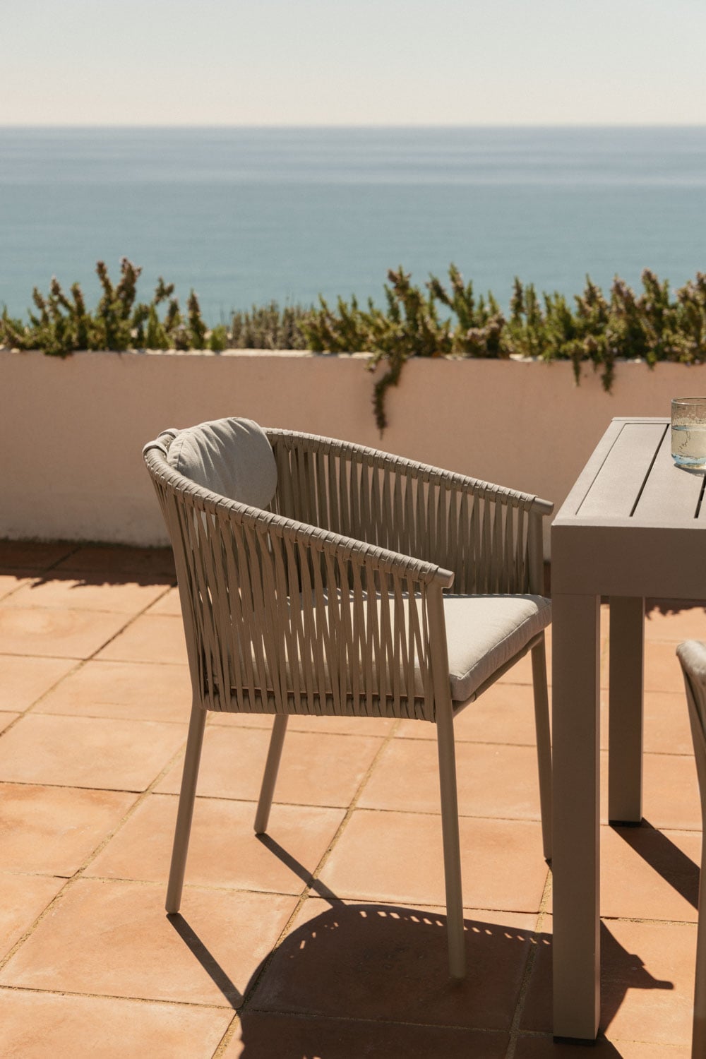 Pack de 4 sillas de jardín apilables con reposabrazos en aluminio y cuerda trenzada Ondina , imagen de galer&iacute;a 1