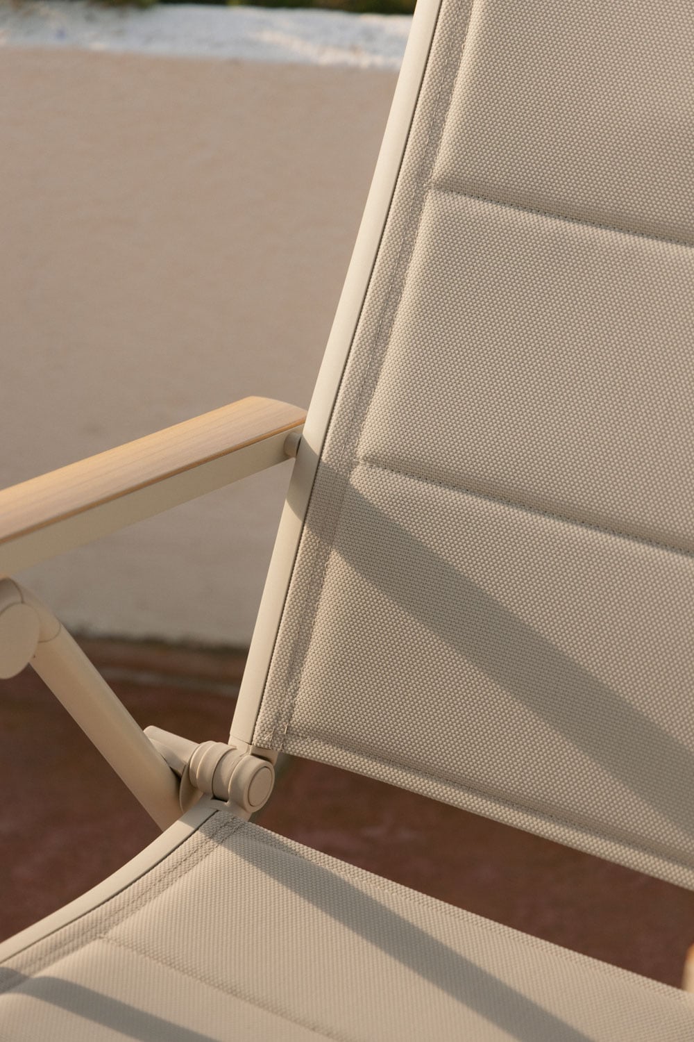 Pack de 2 sillas de jardín reclinables y plegables con reposabrazos en aluminio Elide, imagen de galer&iacute;a 2