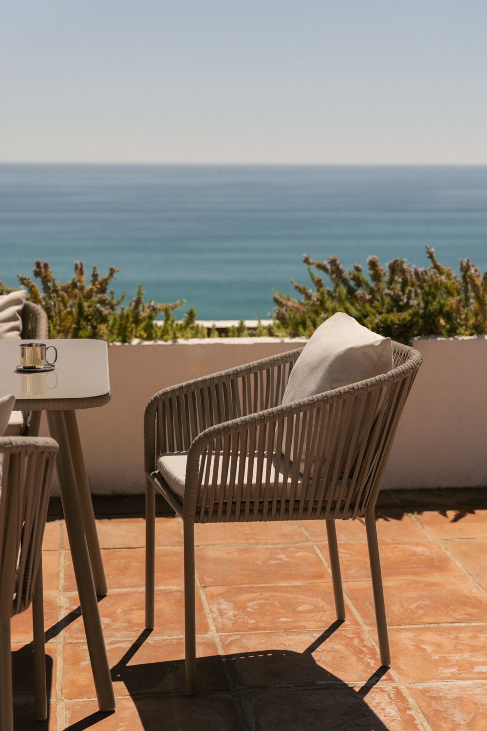 Pack de 2 sillas de jardín con reposabrazos en cuerda trenzada Arhiza Classic, imagen de galer&iacute;a 1