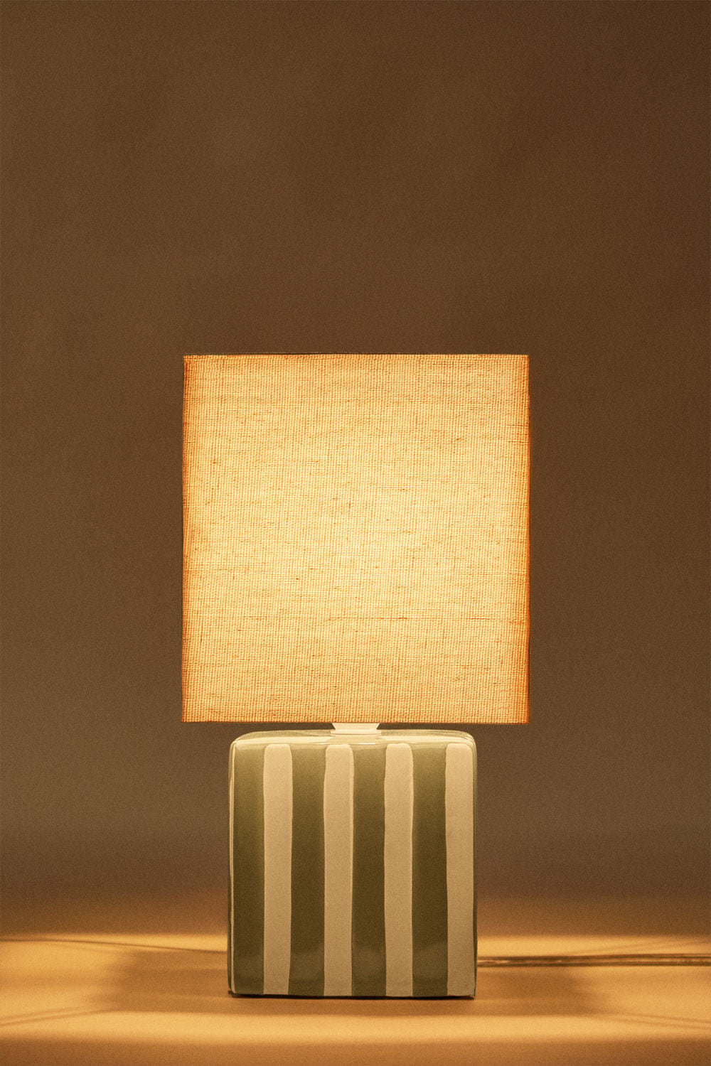 Lámpara de mesa en cerámica y lino Lylio, imagen de galer&iacute;a 2