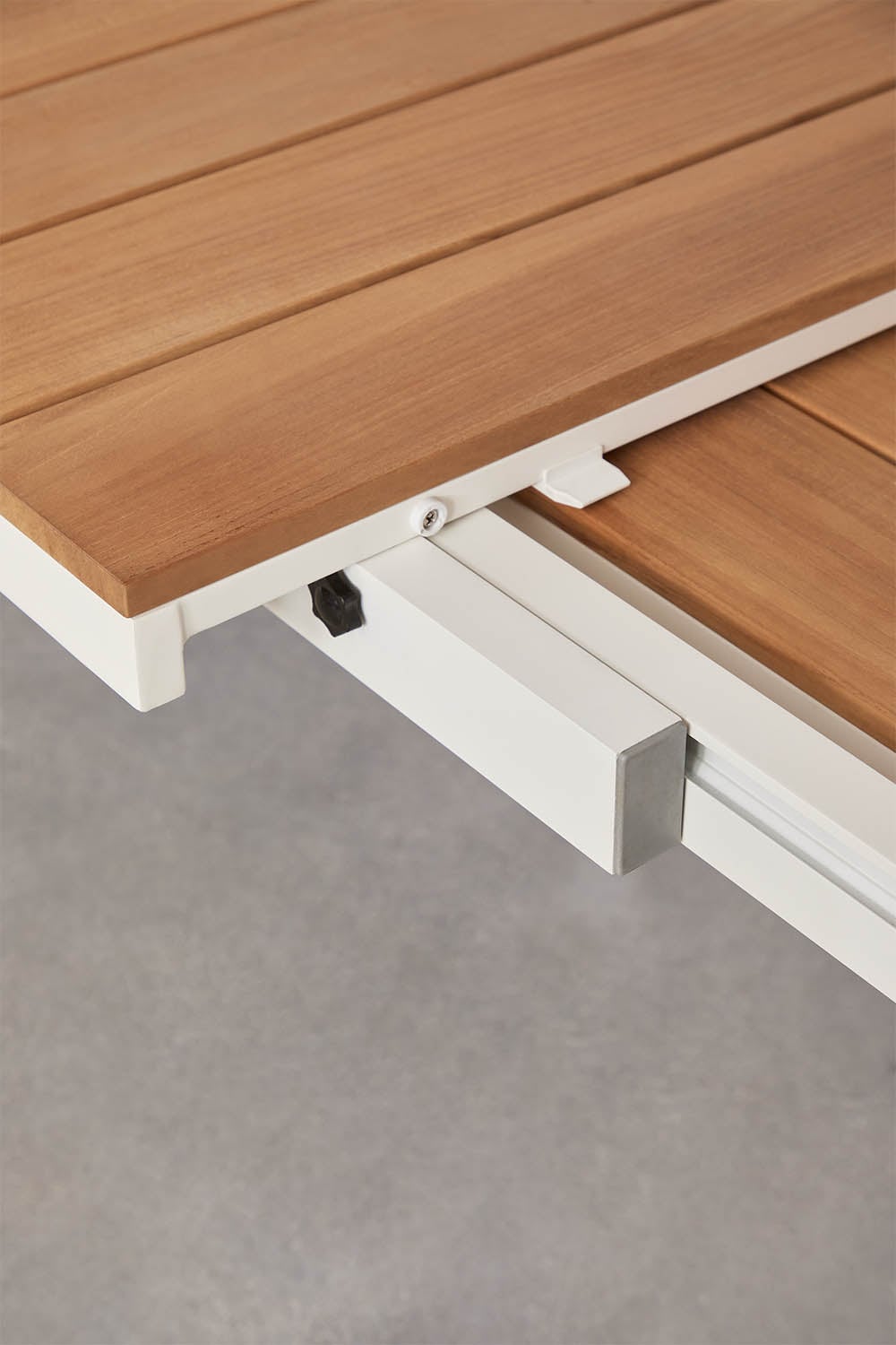 Set de mesa rectangular 240-300x100 cm extensible en aluminio Mareiran y 8 sillas de jardín apilables en acero Tossa, imagen de galer&iacute;a 6