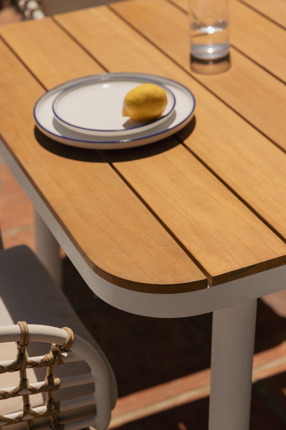 Set de mesa rectangular 240-300x100 cm extensible Mareiran y 8 sillas de jardín en aluminio y ratán sintético Isaran, imagen de galer&iacute;a 2