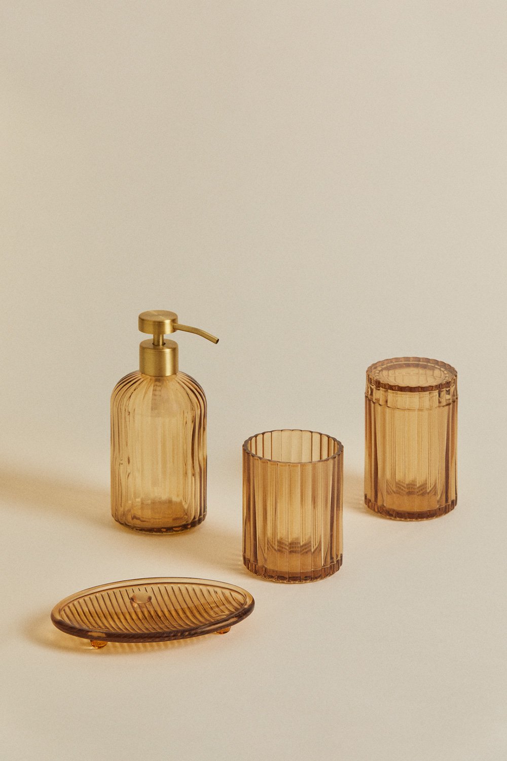 Set de baño en vidrio amarillo ámbar Gariel, imagen de galer&iacute;a 2