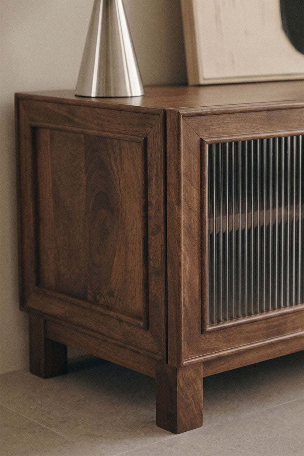 Mueble TV 170x45 cm en madera de mango oscura y vidrio con tiradores negros Ildara, imagen de galer&iacute;a 2