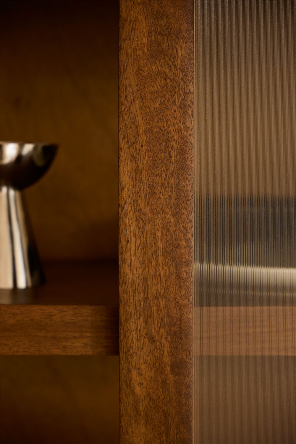 Vitrina en madera de mango y vidrio Anamuia, imagen de galer&iacute;a 3