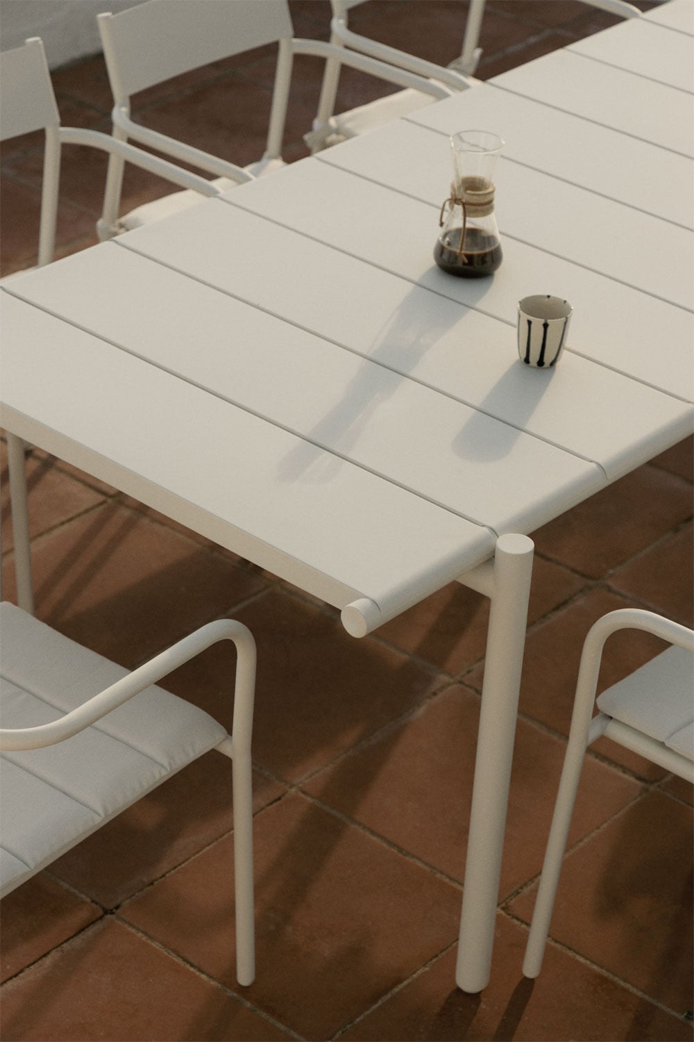 Set de mesa rectangular 235x105 cm y 8 sillas de jardín apilables en acero Tossa, imagen de galer&iacute;a 2