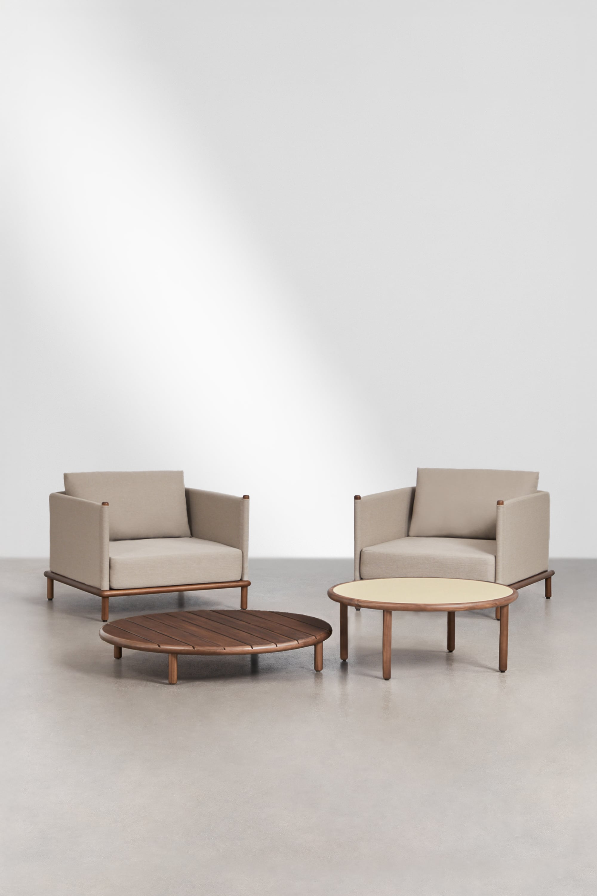 Conjunto de jardín con 2 sillones y 2 mesas de centro redondas en madera de acacia Olivia, imagen de galer&iacute;a 1